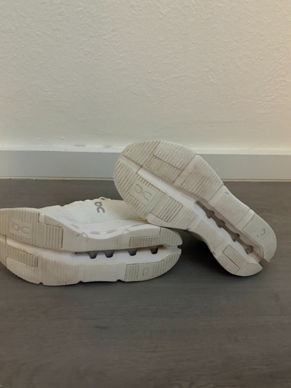Womens Oncloud White Shoes 8.5 - Picture 4 of 4